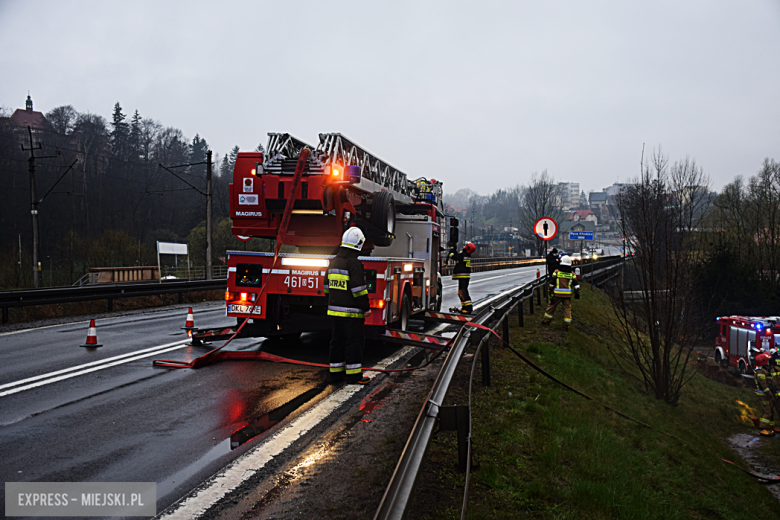 Pożar zabytkowej kamienicy na ul. Głównej w Bardzie. Dach nad głową straciło kilkanaście osób