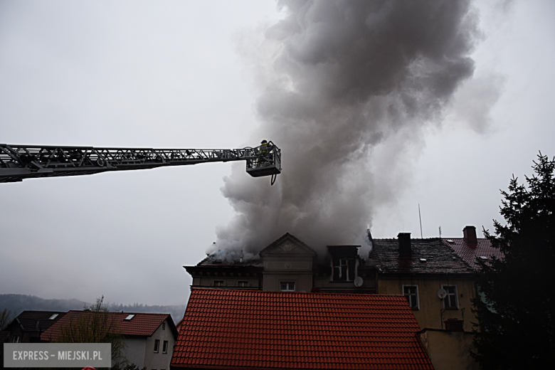 Pożar zabytkowej kamienicy na ul. Głównej w Bardzie. Dach nad głową straciło kilkanaście osób