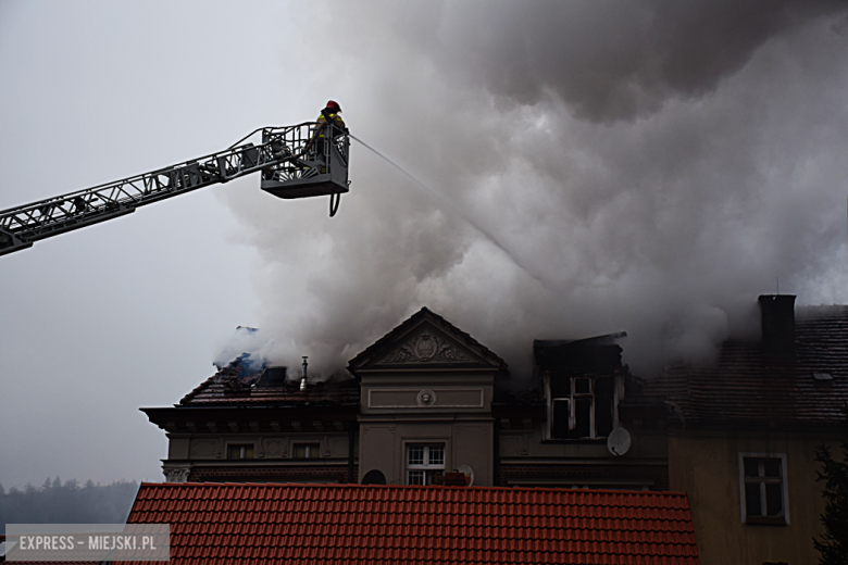 Pożar zabytkowej kamienicy na ul. Głównej w Bardzie. Dach nad głową straciło kilkanaście osób