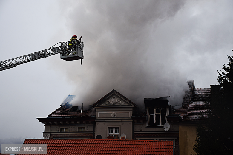 Pożar zabytkowej kamienicy na ul. Głównej w Bardzie. Dach nad głową straciło kilkanaście osób