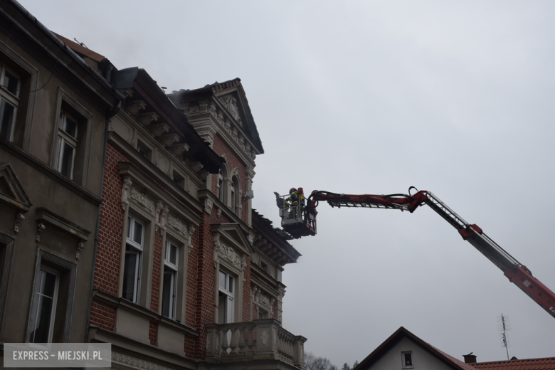 Pożar zabytkowej kamienicy na ul. Głównej w Bardzie. Dach nad głową straciło kilkanaście osób