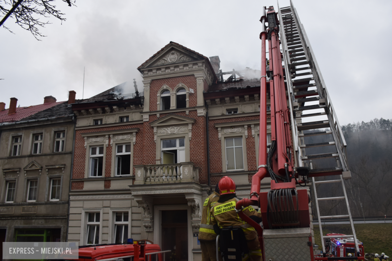 Pożar zabytkowej kamienicy na ul. Głównej w Bardzie. Dach nad głową straciło kilkanaście osób