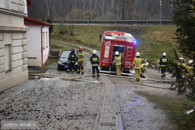 Pożar zabytkowej kamienicy na ul. Głównej w Bardzie. Dach nad głową straciło kilkanaście osób