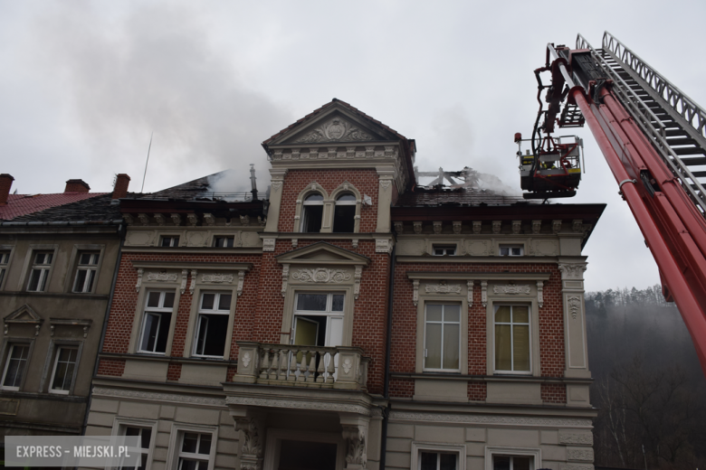 Pożar zabytkowej kamienicy na ul. Głównej w Bardzie. Dach nad głową straciło kilkanaście osób