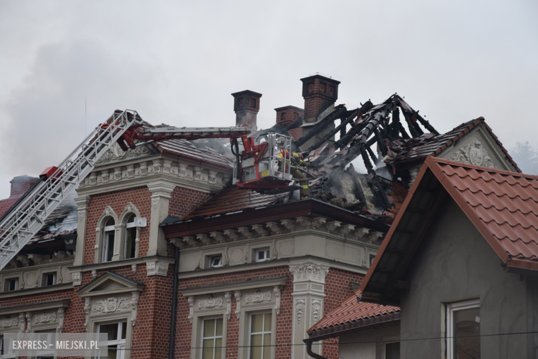 Pożar zabytkowej kamienicy na ul. Głównej w Bardzie. Dach nad głową straciło kilkanaście osób