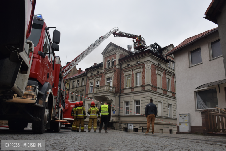 Pożar zabytkowej kamienicy na ul. Głównej w Bardzie. Dach nad głową straciło kilkanaście osób