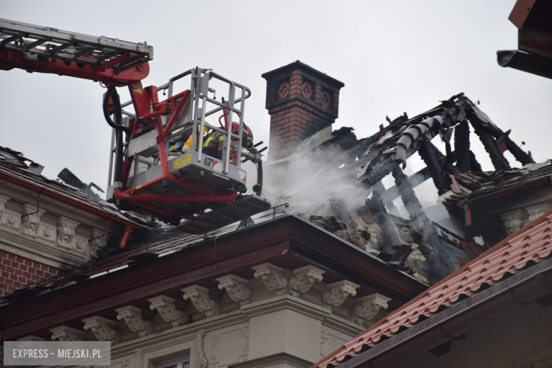 Pożar zabytkowej kamienicy na ul. Głównej w Bardzie. Dach nad głową straciło kilkanaście osób