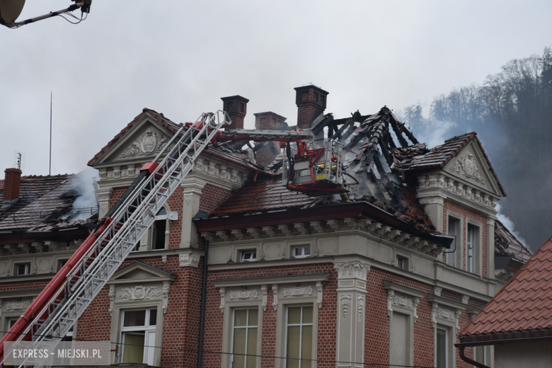 Pożar zabytkowej kamienicy na ul. Głównej w Bardzie. Dach nad głową straciło kilkanaście osób