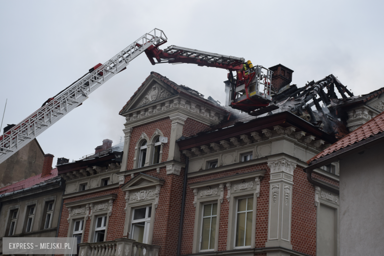 Pożar zabytkowej kamienicy na ul. Głównej w Bardzie. Dach nad głową straciło kilkanaście osób