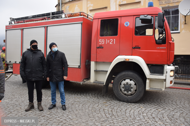 Pożar zabytkowej kamienicy na ul. Głównej w Bardzie. Dach nad głową straciło kilkanaście osób