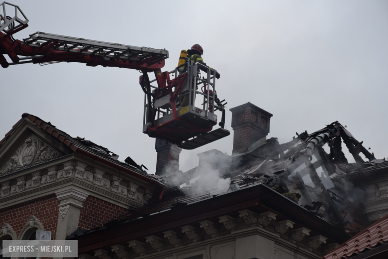 Pożar zabytkowej kamienicy na ul. Głównej w Bardzie. Dach nad głową straciło kilkanaście osób