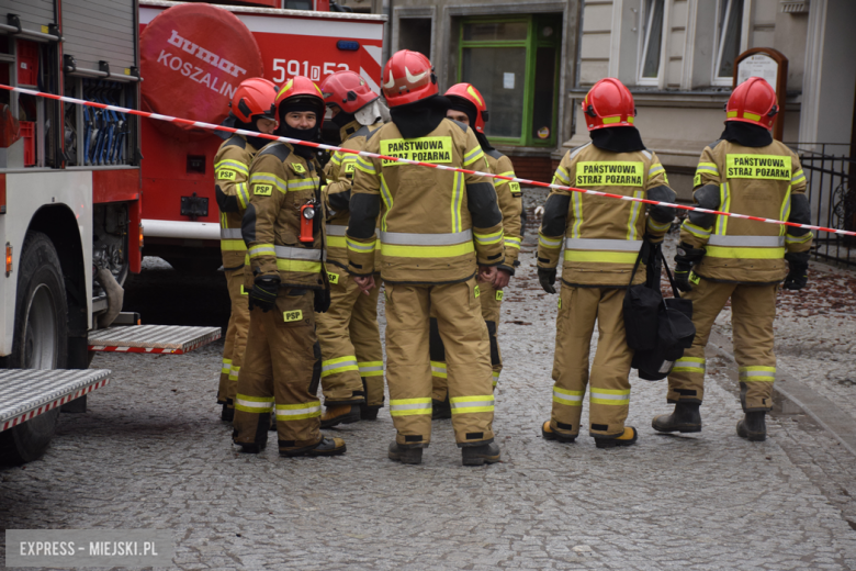 Pożar zabytkowej kamienicy na ul. Głównej w Bardzie. Dach nad głową straciło kilkanaście osób