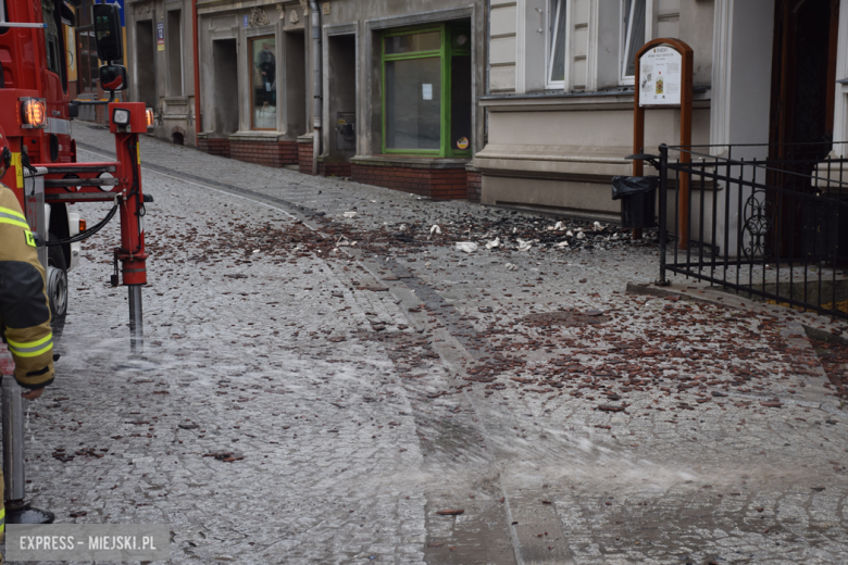 Pożar zabytkowej kamienicy na ul. Głównej w Bardzie. Dach nad głową straciło kilkanaście osób