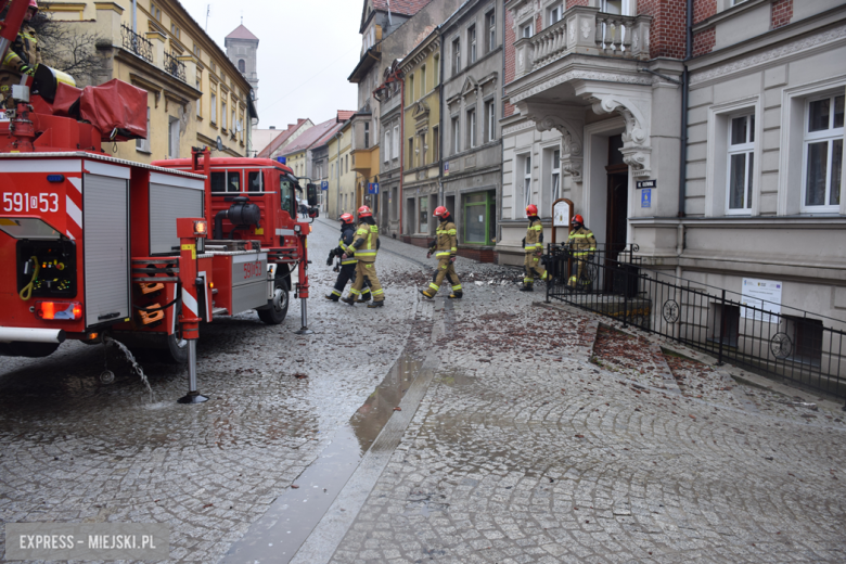 Pożar zabytkowej kamienicy na ul. Głównej w Bardzie. Dach nad głową straciło kilkanaście osób