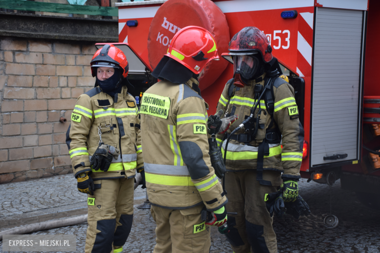 Pożar zabytkowej kamienicy na ul. Głównej w Bardzie. Dach nad głową straciło kilkanaście osób