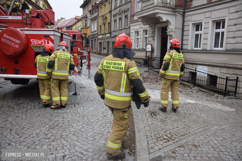 Pożar zabytkowej kamienicy na ul. Głównej w Bardzie. Dach nad głową straciło kilkanaście osób