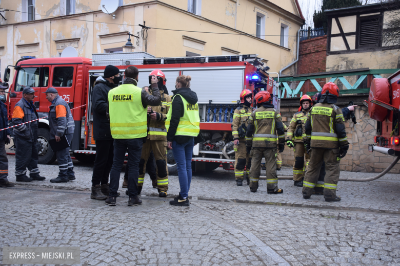 Pożar zabytkowej kamienicy na ul. Głównej w Bardzie. Dach nad głową straciło kilkanaście osób