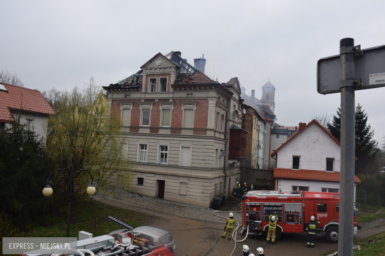 Pożar zabytkowej kamienicy na ul. Głównej w Bardzie. Dach nad głową straciło kilkanaście osób