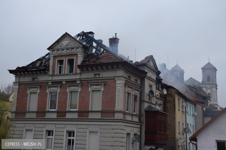 Pożar zabytkowej kamienicy na ul. Głównej w Bardzie. Dach nad głową straciło kilkanaście osób