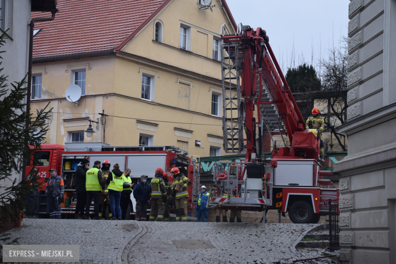 Pożar zabytkowej kamienicy na ul. Głównej w Bardzie. Dach nad głową straciło kilkanaście osób