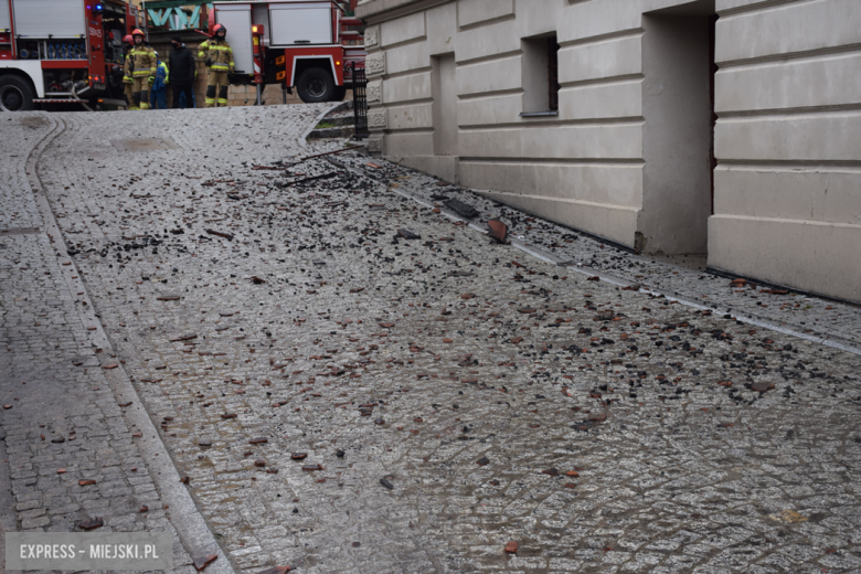 Pożar zabytkowej kamienicy na ul. Głównej w Bardzie. Dach nad głową straciło kilkanaście osób