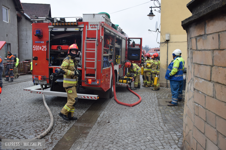 Pożar zabytkowej kamienicy na ul. Głównej w Bardzie. Dach nad głową straciło kilkanaście osób