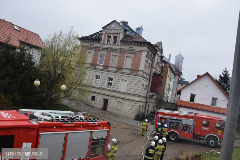 Pożar zabytkowej kamienicy na ul. Głównej w Bardzie. Dach nad głową straciło kilkanaście osób