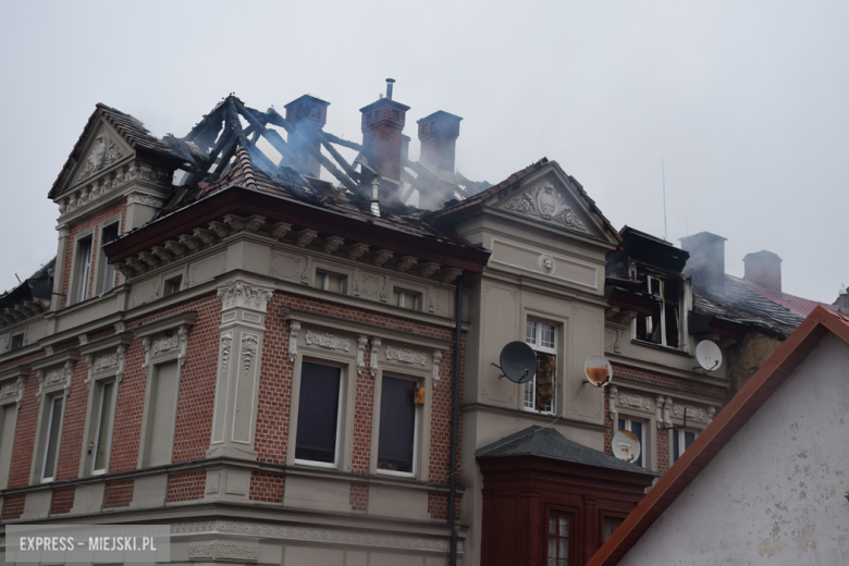 Pożar zabytkowej kamienicy na ul. Głównej w Bardzie. Dach nad głową straciło kilkanaście osób