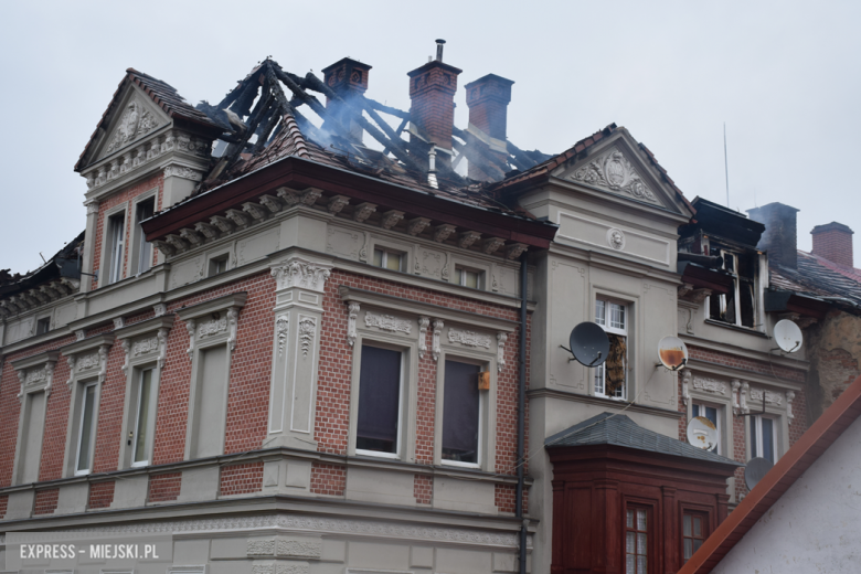 Pożar zabytkowej kamienicy na ul. Głównej w Bardzie. Dach nad głową straciło kilkanaście osób