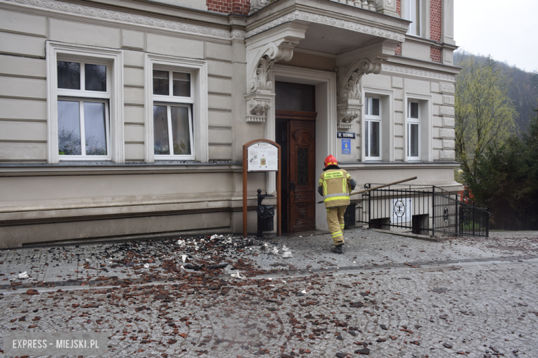 Pożar zabytkowej kamienicy na ul. Głównej w Bardzie. Dach nad głową straciło kilkanaście osób