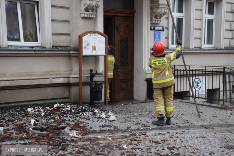 Pożar zabytkowej kamienicy na ul. Głównej w Bardzie. Dach nad głową straciło kilkanaście osób