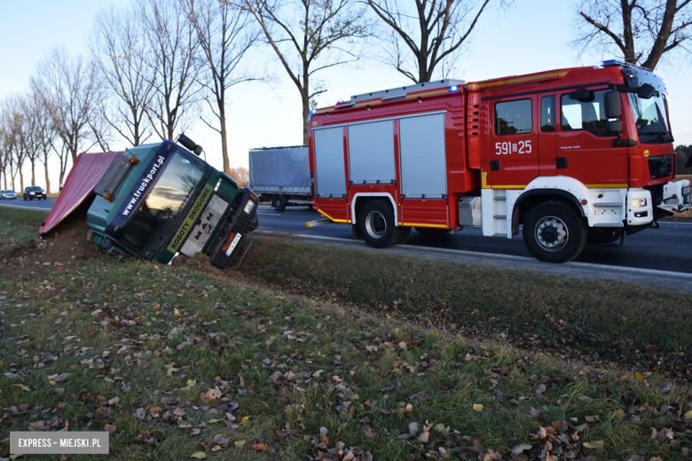 Samochód ciężarowy MAN w rowie na krajowej ósemce