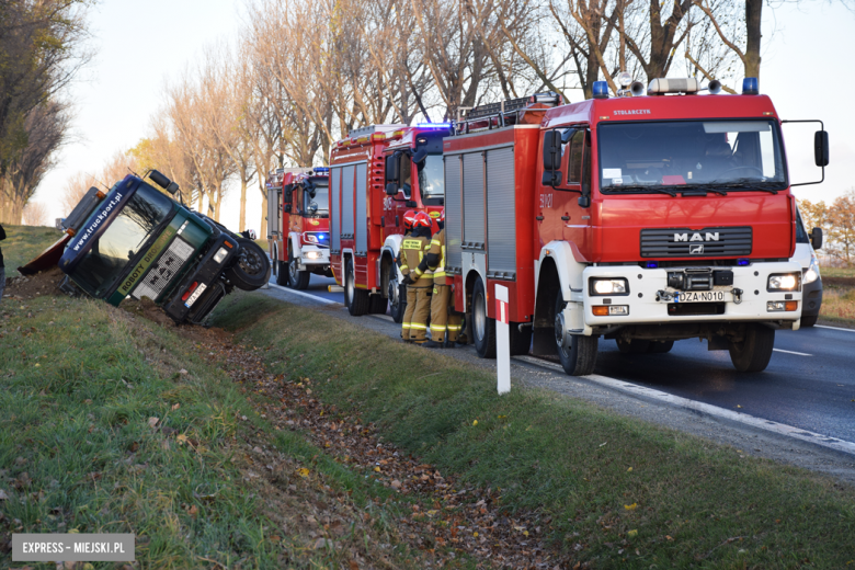 Samochód ciężarowy MAN w rowie na krajowej ósemce