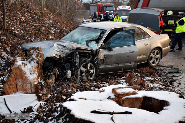 Zderzenie osobowego audi z samochodem ciężarowym na drodze między Ożarami a Kamieńcem Ząbkowickim