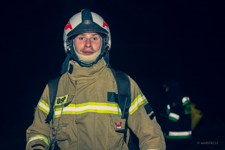 Wypadek podczas wycinki drzew. Kilka osób poszkodowanych [ćwiczenia strażaków]