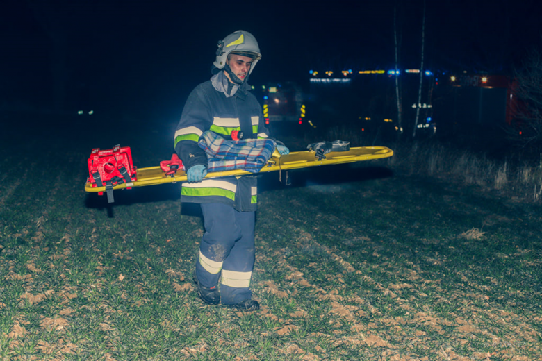 Wypadek podczas wycinki drzew. Kilka osób poszkodowanych [ćwiczenia strażaków]