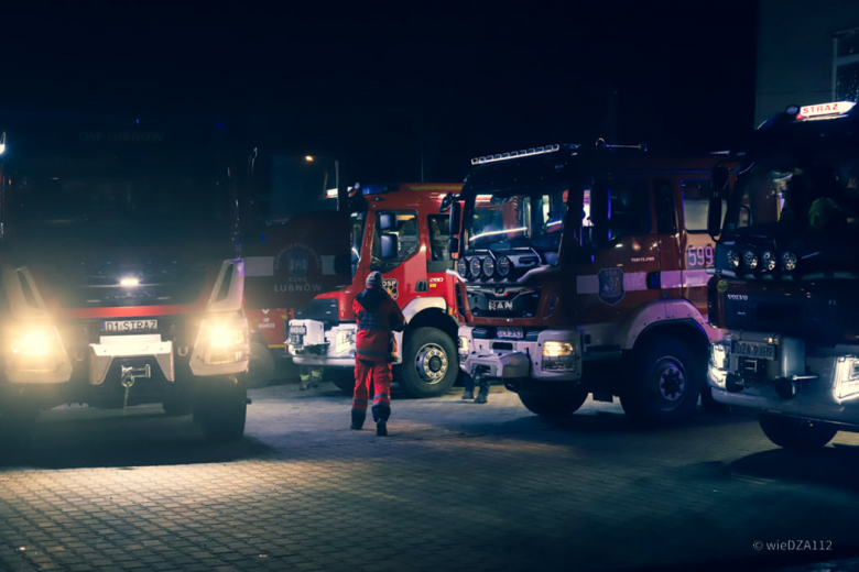 Wypadek podczas wycinki drzew. Kilka osób poszkodowanych [ćwiczenia strażaków]