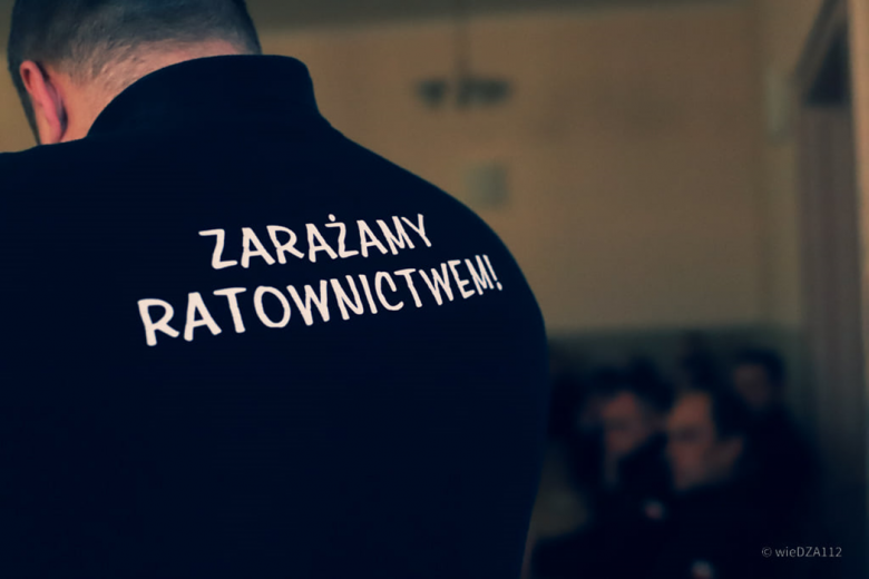 Wypadek podczas wycinki drzew. Kilka osób poszkodowanych [ćwiczenia strażaków]