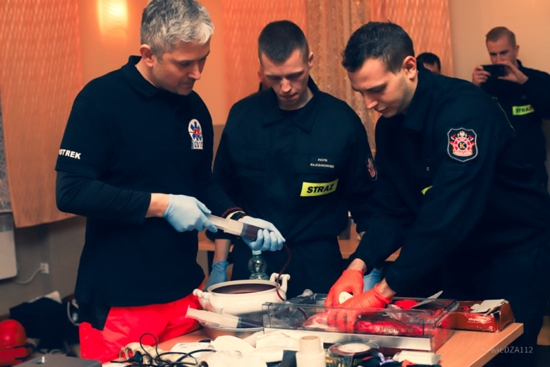 Wypadek podczas wycinki drzew. Kilka osób poszkodowanych [ćwiczenia strażaków]