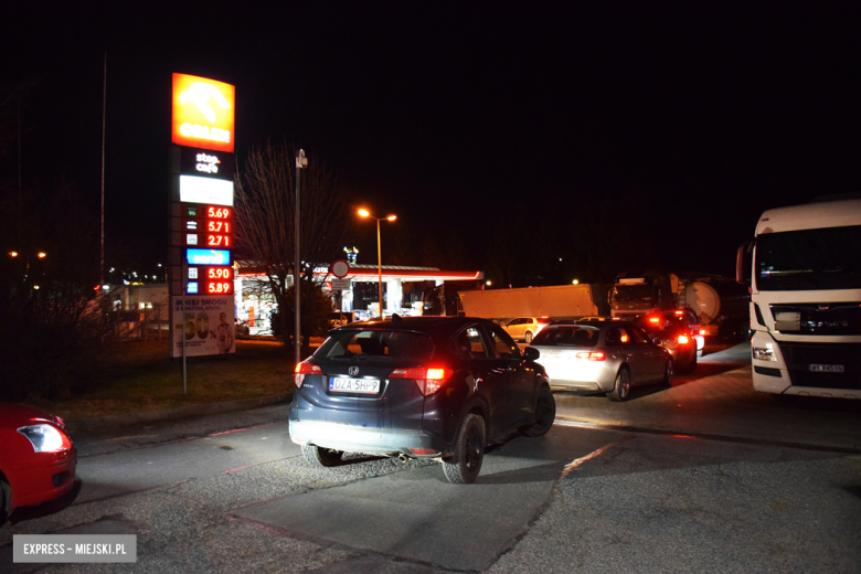 Ogromne kolejki na stacjach benzynowych. Aby zatankować auto trzeba stać nawet godzinę