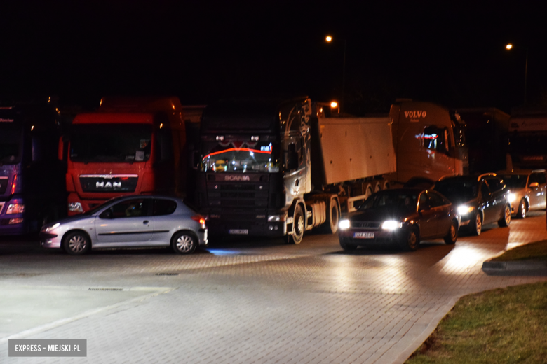 Ogromne kolejki na stacjach benzynowych. Aby zatankować auto trzeba stać nawet godzinę