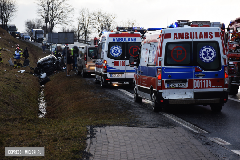 Czołowe zderzenie chevroleta i volkswagena na krajowej ósemce. Z pojazdu wypadł silnik