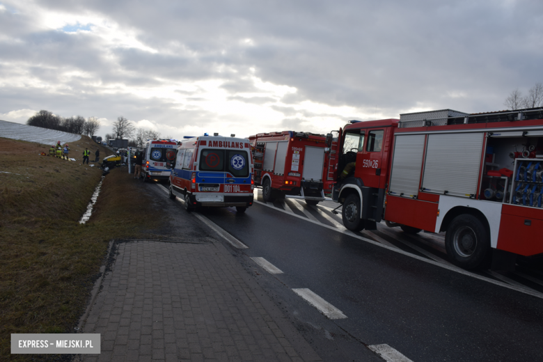 Czołowe zderzenie chevroleta i volkswagena na krajowej ósemce. Z pojazdu wypadł silnik