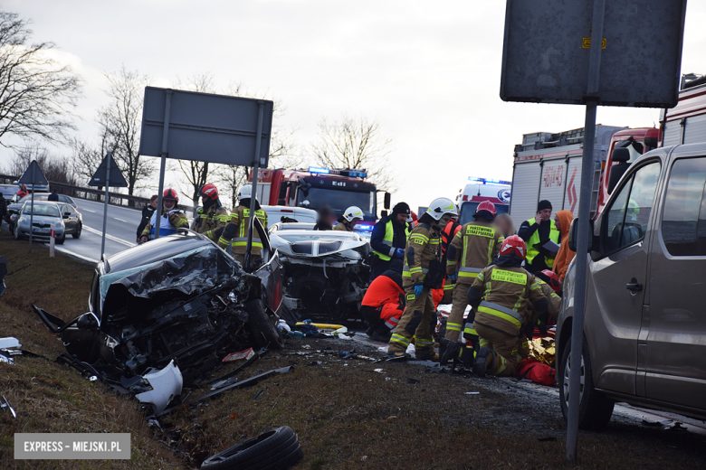 Czołowe zderzenie chevroleta i volkswagena na krajowej ósemce. Z pojazdu wypadł silnik