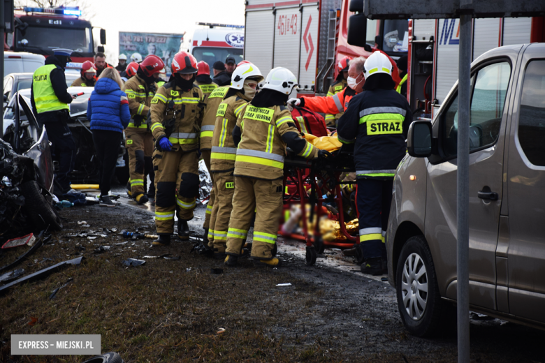 Czołowe zderzenie chevroleta i volkswagena na krajowej ósemce. Z pojazdu wypadł silnik