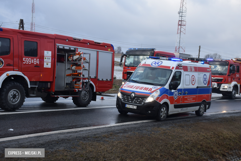 Czołowe zderzenie chevroleta i volkswagena na krajowej ósemce. Z pojazdu wypadł silnik