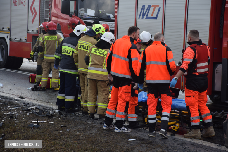 Czołowe zderzenie chevroleta i volkswagena na krajowej ósemce. Z pojazdu wypadł silnik