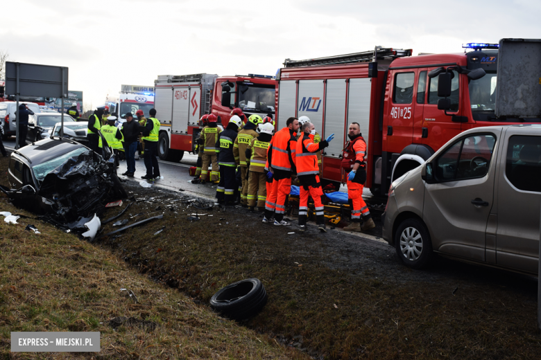 Czołowe zderzenie chevroleta i volkswagena na krajowej ósemce. Z pojazdu wypadł silnik