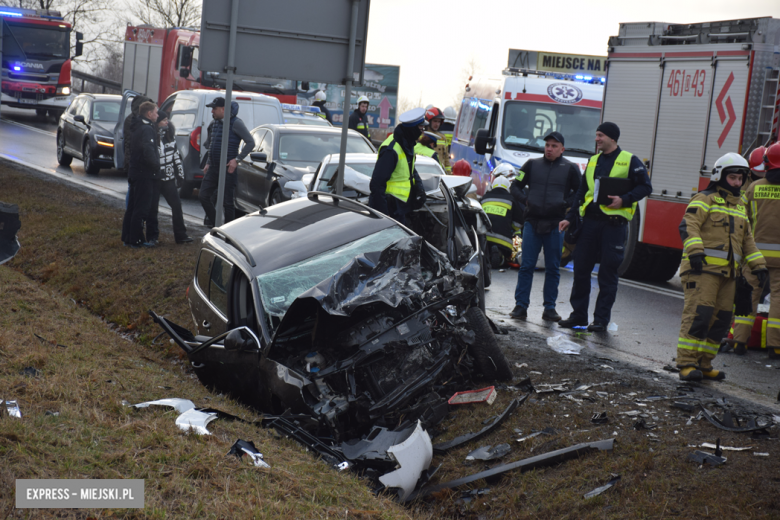 Czołowe zderzenie chevroleta i volkswagena na krajowej ósemce. Z pojazdu wypadł silnik