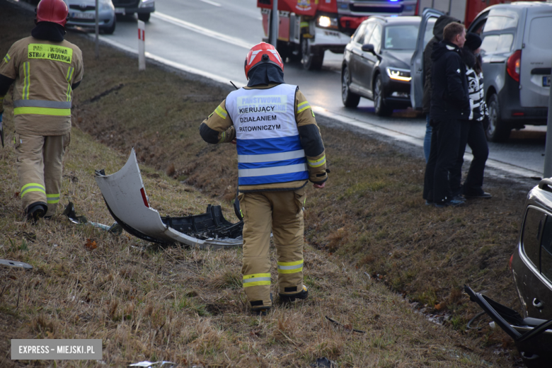 Czołowe zderzenie chevroleta i volkswagena na krajowej ósemce. Z pojazdu wypadł silnik